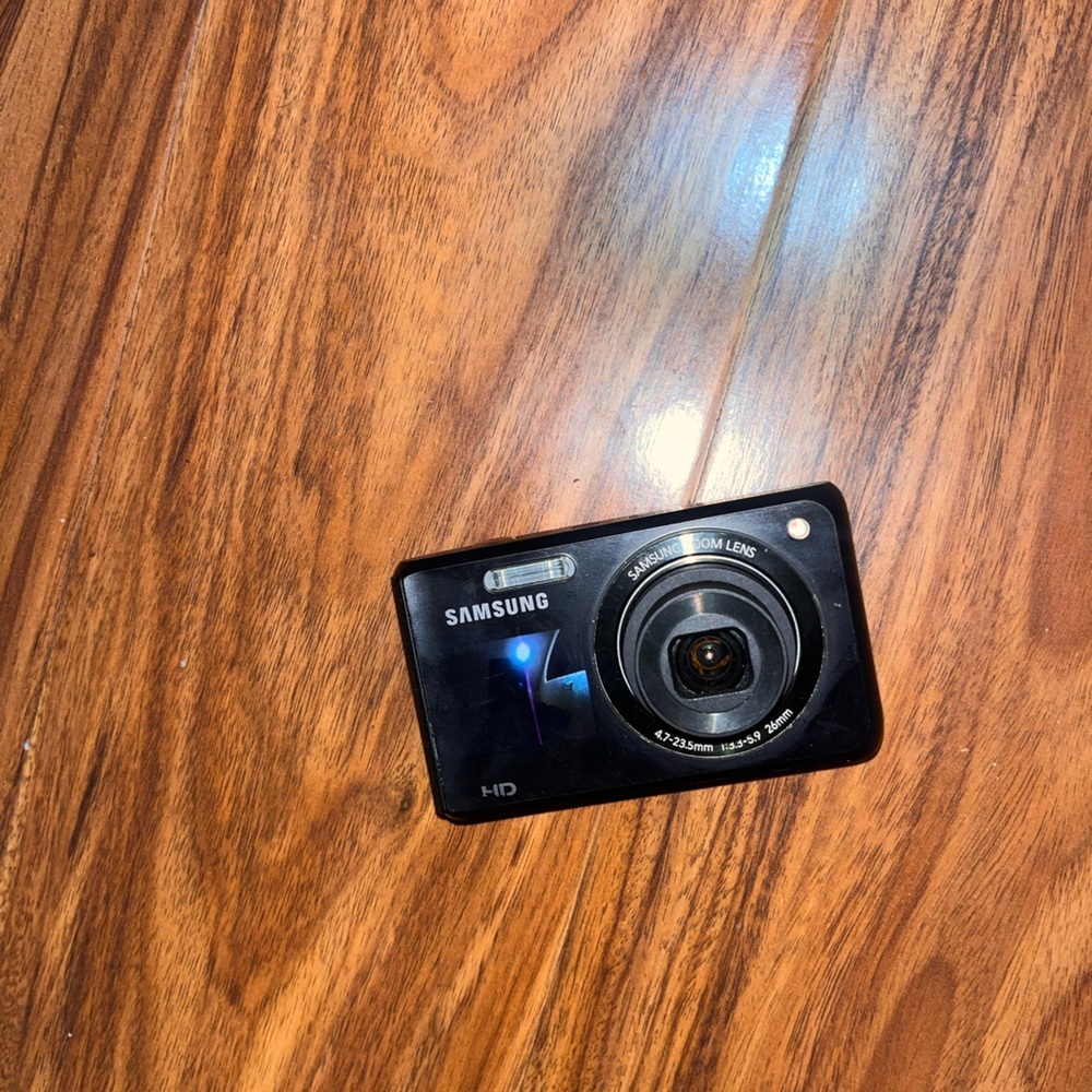 Selling for parts! RARE Samsung DV100 digital camera. With working front LCD